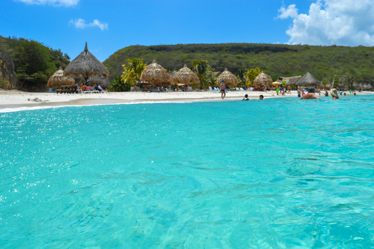 caribe barato: praia do pais caribenho aruba