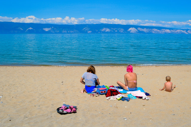 russia curiosidades: praia no lago baikal
