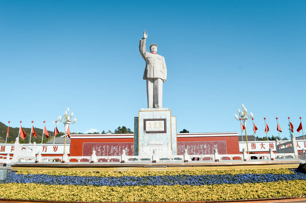 cidade antiga de lijiang yunnan china estatua de mao tse tung 
