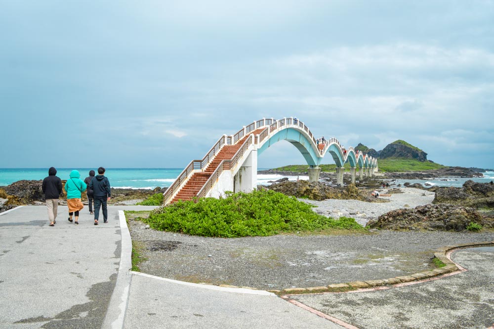 ponte sanxiantai de 8 arcos nas praias da costa leste de taiwan