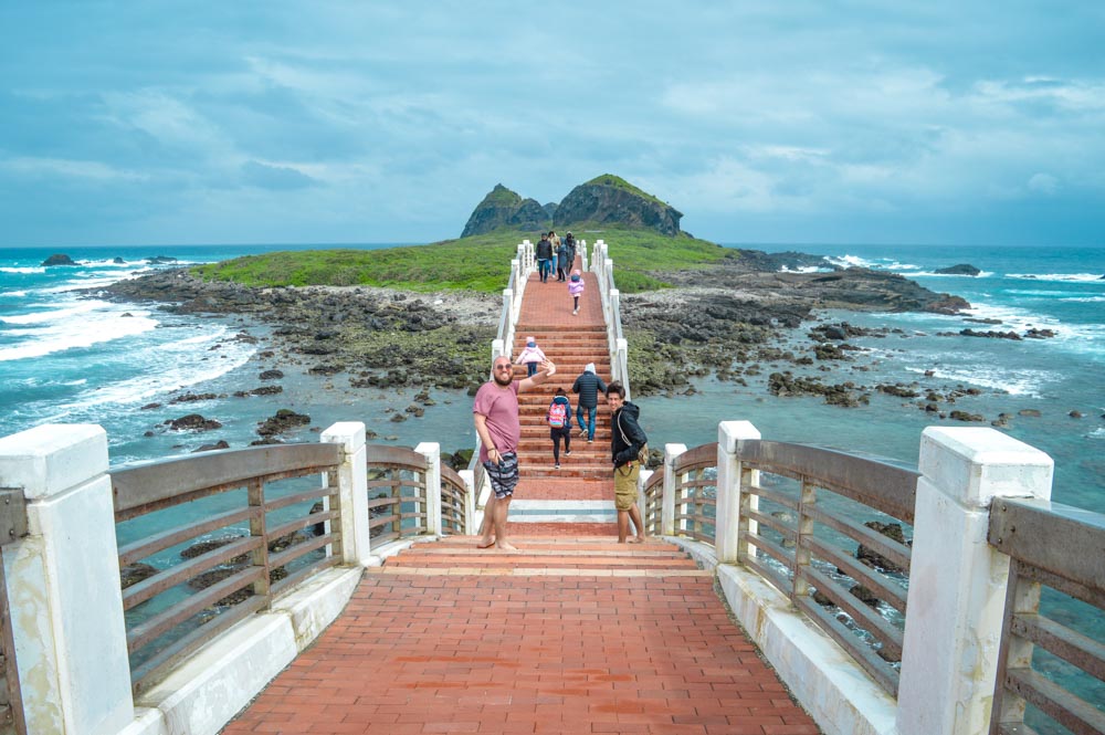 ponte sanxiantai de 8 arcos nas praias da costa leste de taiwan