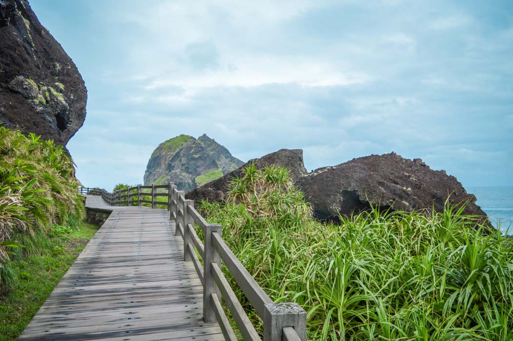 ponte sanxiantai de 8 arcos nas praias da costa leste de taiwan