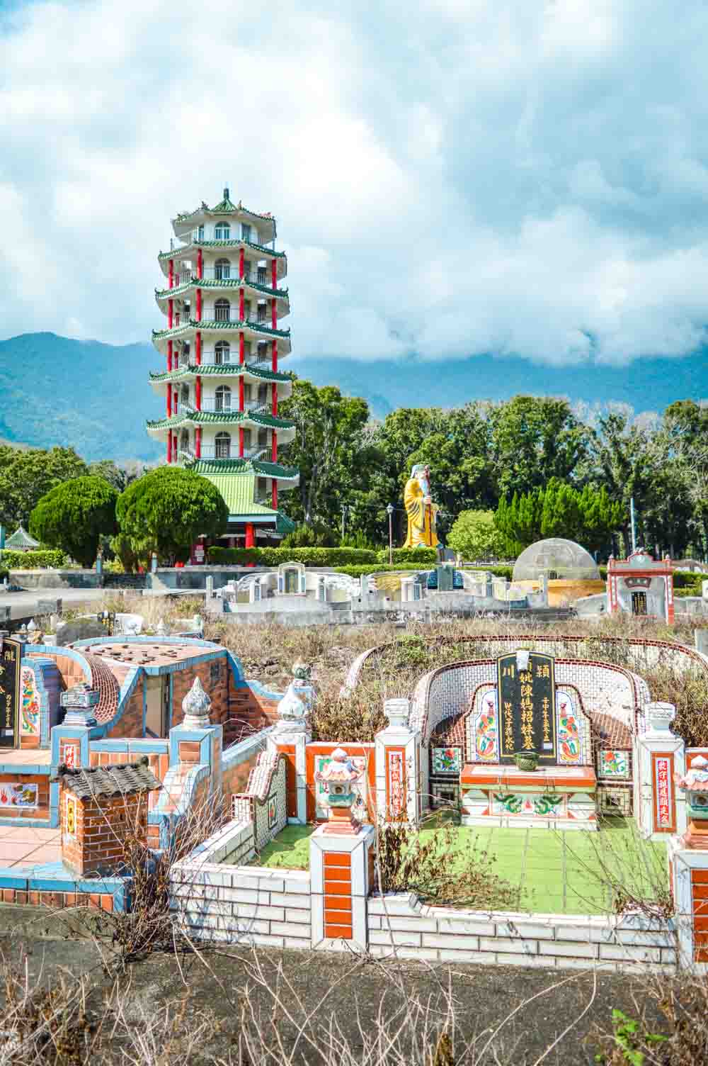 curiosidades sobre taiwan: os cemiterios são decorados com arquitetura budista e taoista