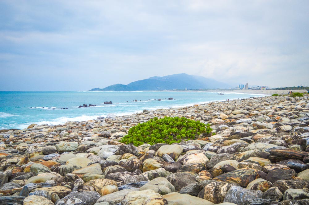 o que fazer em taiwan praia de pedras em hualien cm montanha ao fundo