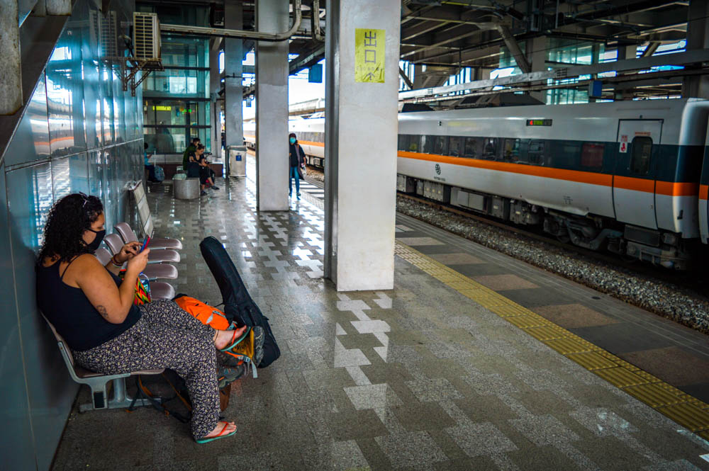 pegando trem numa estação em taiwan turismo