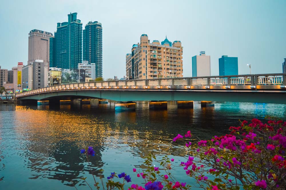 o que fazer em taiwan ponte sobre o rio em kaohsiung, cidade grande de taiwan
