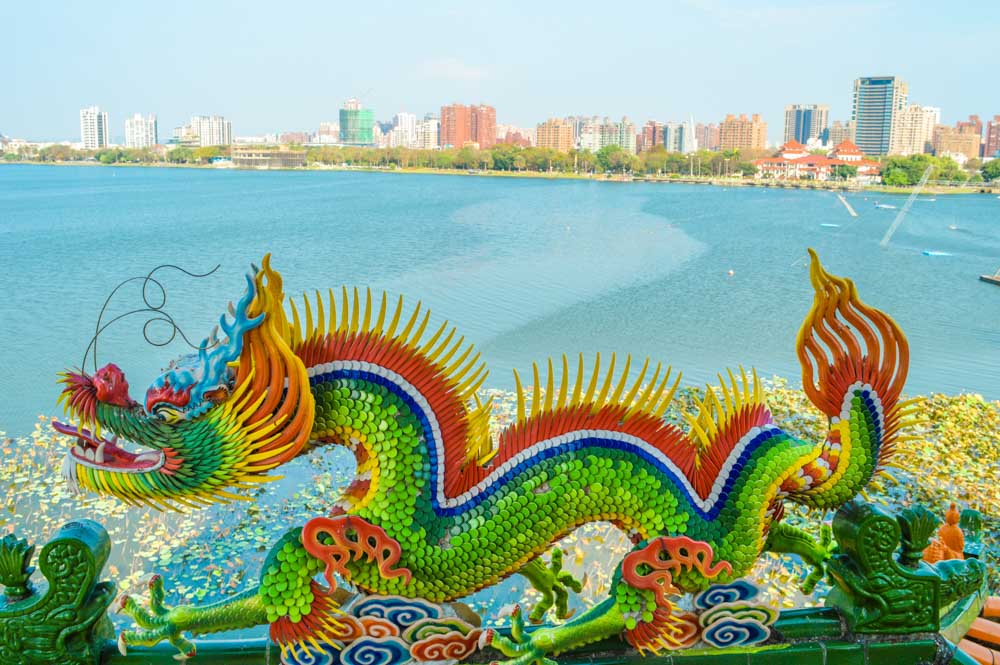 lotus pond kaohsiung taiwan - pagodas do tigre e do dragão