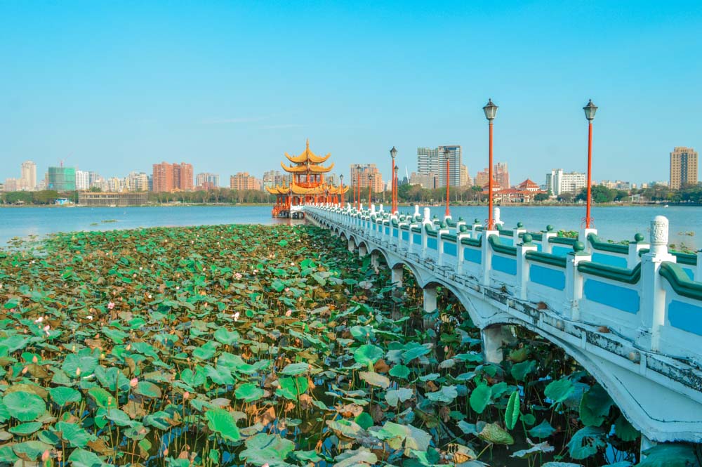 lotus pond kaohsiung taiwan templos coloridos