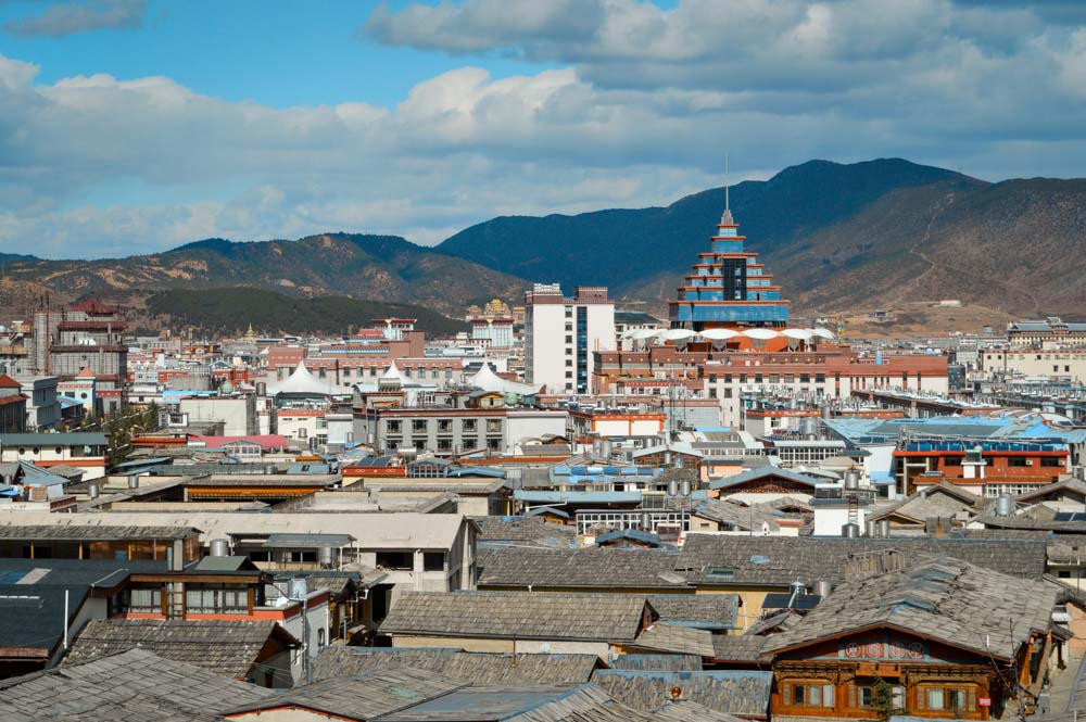 shangri-la existe tibet china montanhas ao fundo da vista do alto da cidade