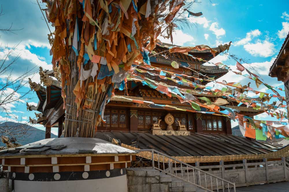 shangri-la existe tibet china templo com bandeiras de oração budista