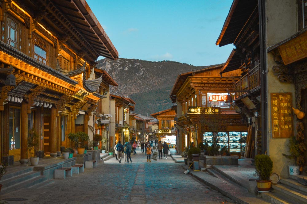 shangri-la existe tibet china centro histórico com montanhas ao fundo
