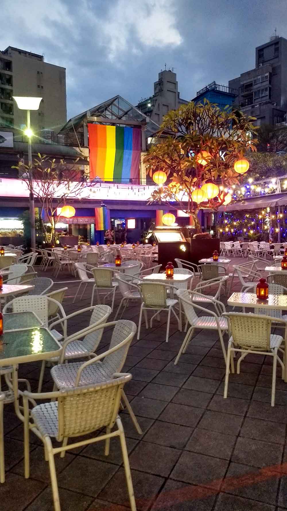 bar com bandeira lgtb em taipei, capital de taiwan, primeiro país a legalizar o casamento homoafetivo