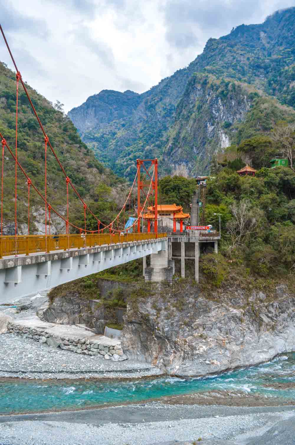 ponte vermelha xiangde templo parque nacional taroko em taiwan