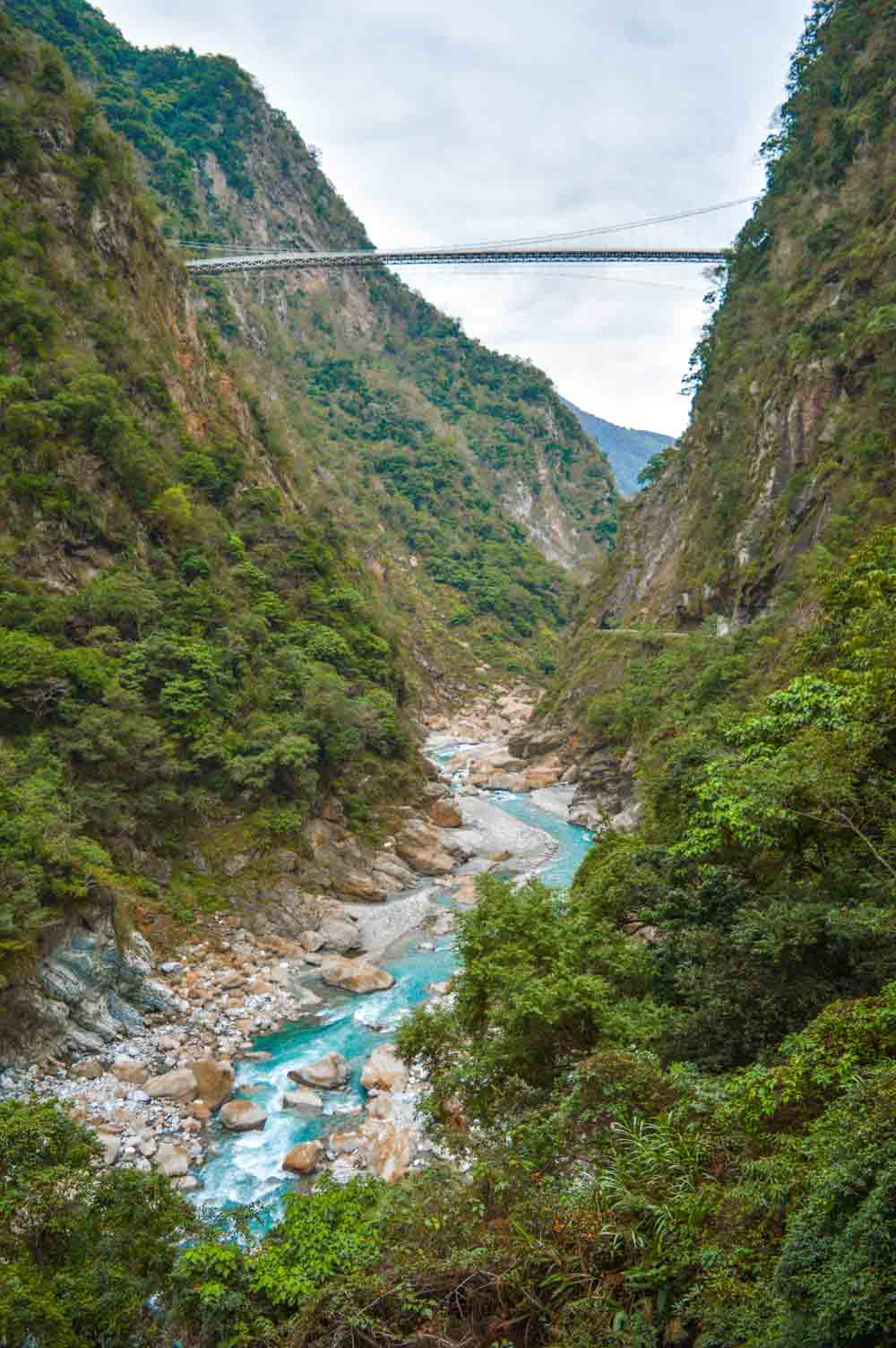 rio azul e ponte suspensa nas montanhas parque nacional taroko em taiwan