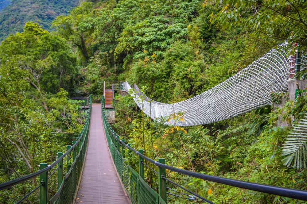 ponte suspensa no parque nacional taroko em taiwan