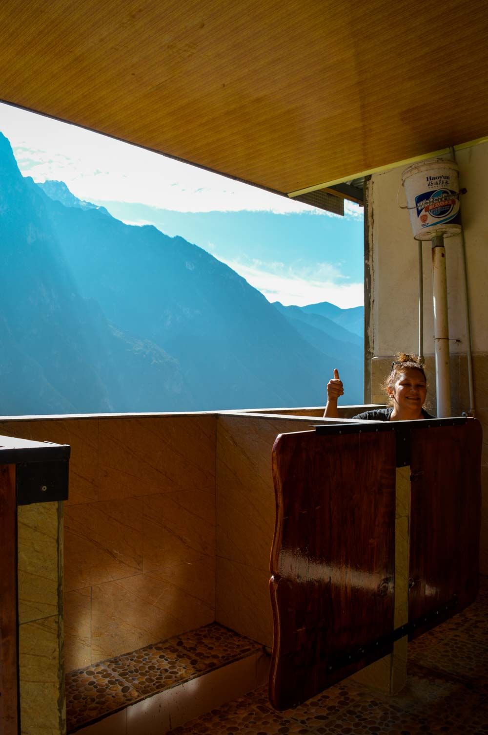 Trekking Tiger Leaping Gorge China halfway guesthouse toilet banheiro com a melhor vista do mundo