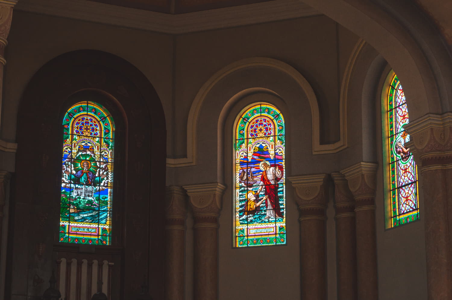 Interior da Paróquia São Pedro Apóstolo gaspar sc vitrais mosaicos