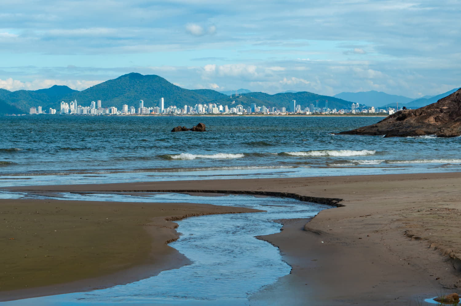 Balneário Camboriú e Itajaí vistos da Praia de São Miguel em Penha - SC