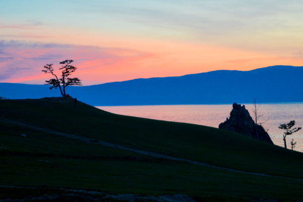 lago baikal o mais profundo do mundo na russia - pedra shaman na ilha olkhon