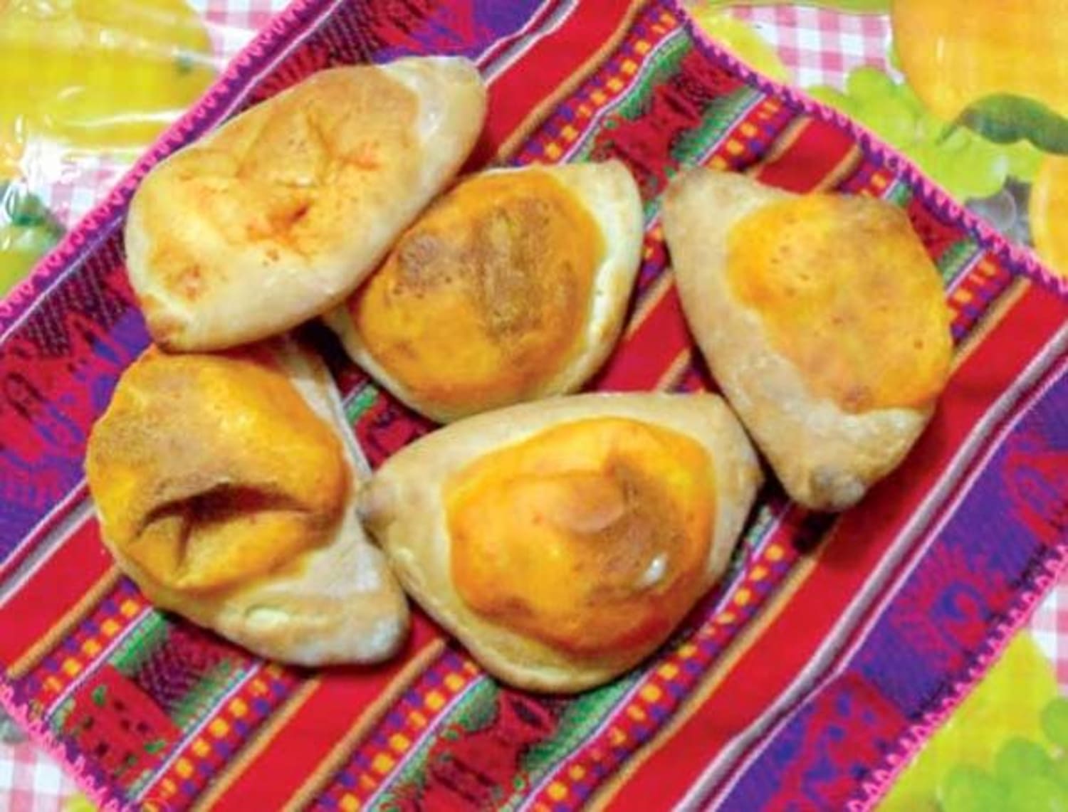 comida boliviana tipica empanada llaucha
