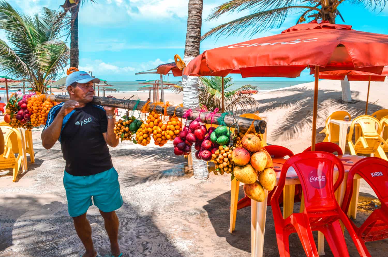 Vendedor de frutas na praia em São Luís (Maranhão)