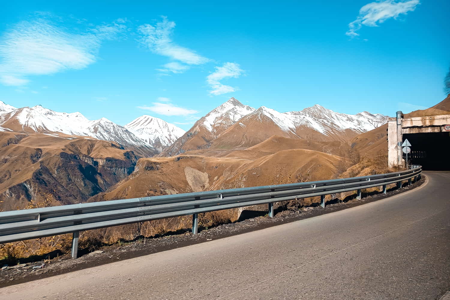 O QUE FAZER EM KAZBEGI GEORGIA MILITARY HIGHWAY